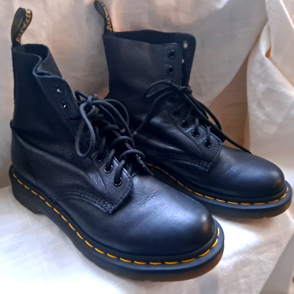 doc martens pascal 1460